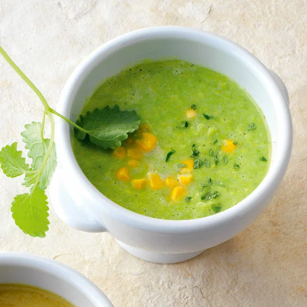 Erbsensuppe mit Zitronenmelisse